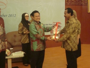 Nina-ist-Srikandi-Pak Suwito dapat penghargaan dari Menteri.JPG